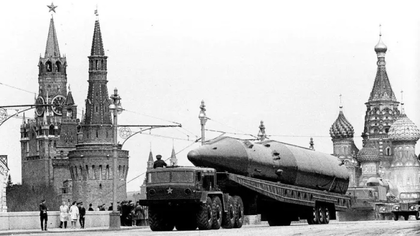حقائق الحرب الباردة: عرض للصواريخ الباليستية في استعراض عسكري في موسكو عام 1965 © AP. 