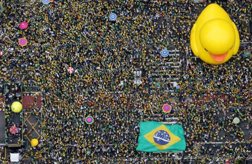 المتظاهرون يحتجون على الرئيس البرازيلي ديلما روسيف، في ساو باولو، آذار 2016. 