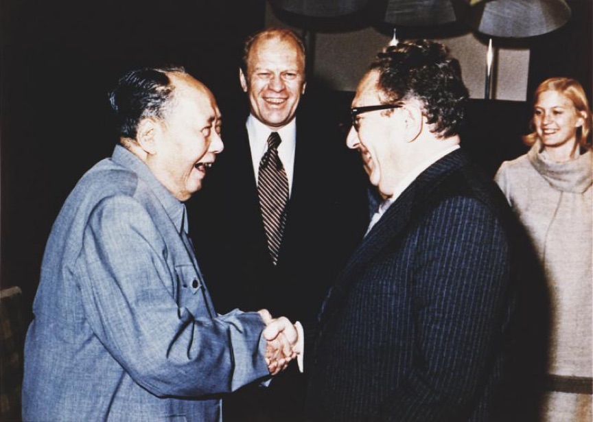 هينري كيسنجر وماو زيدونغ في بكين 1975. 