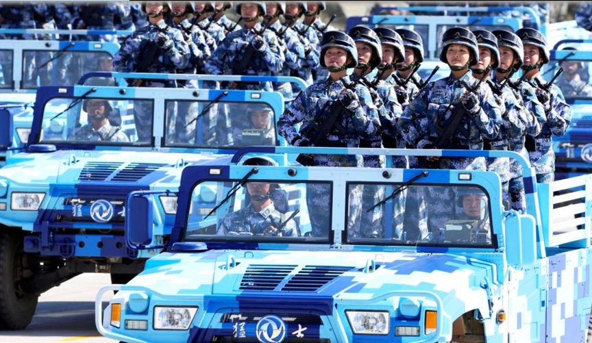 جنود جيش التحرير للشعب الصيني خلال موكب عسكري في منطقة منغوليا الداخلية ذاتية الحكم، الصين، تموز 2017. رويترز 