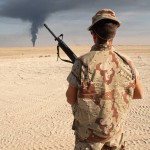 عاصفة الصحراء- اخر الحروب الكلاسيكية جندي أمريكي قرب الحدود الكويتية مع العراق وهو يشاهد سحابة من الدخان في الأفق، الكويت، كانون الثاني 1991، وكان جزئا من التحالف الذي تقوده الولايات المتحدة الذي طرد قوات صدام حسين من الكويت. صورة: بيتر تيرنلي\ كوربس