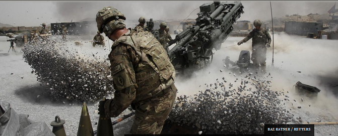 باز ريتينر/ رويترز: جنود أمريكان يطلقون النار من مدفعية هاو تزر في مقاطعة قندهار ، أفغانستان . حزيران 2011.