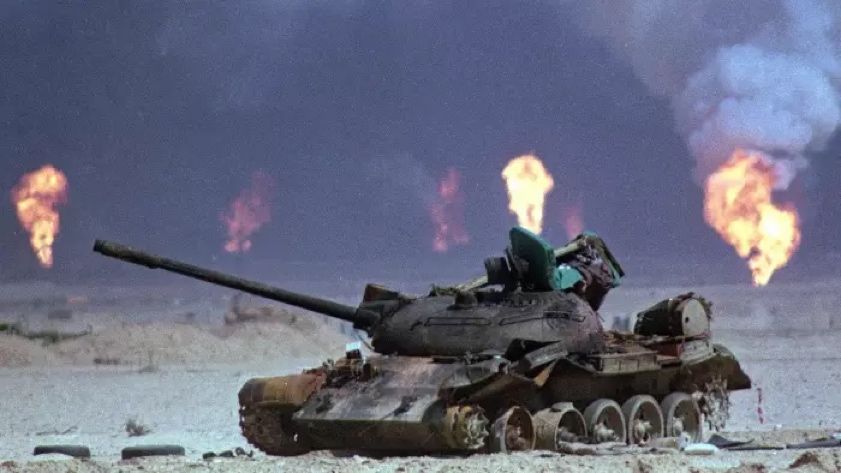 دبابة الجيش العراقي مدمرة. في شهر آب عام 1991 انخرط التحالف في حرب ضد صدام حسين بعد غزو العراق للكويت © AP. 