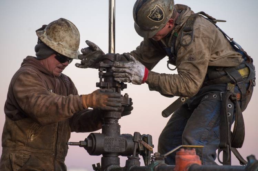 عمال حقول النفط على برج الحفر النفطي في ولاية داكوتا الشمالية في عام 2013. أسعار النفط القياسية للولايات المتحدة هي 59٪ وهي أقل من أسعارهم العالية التي كانت في عام 2014. التقطت الصورة عبر وكالة (GETTY IMAGES): كين سيدينو / كوربيس. 